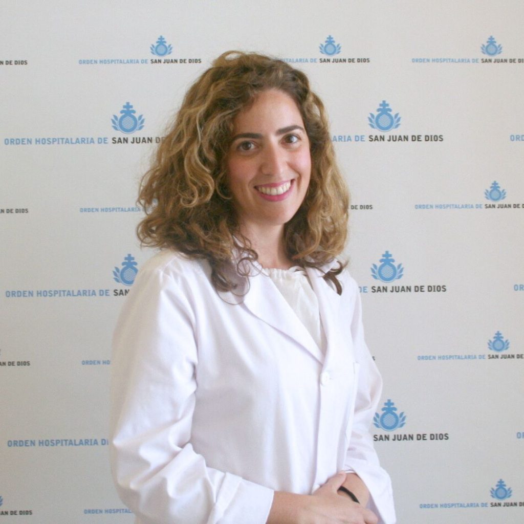Dra. Victoria Amorrich examinando a un paciente con dermatoscopio